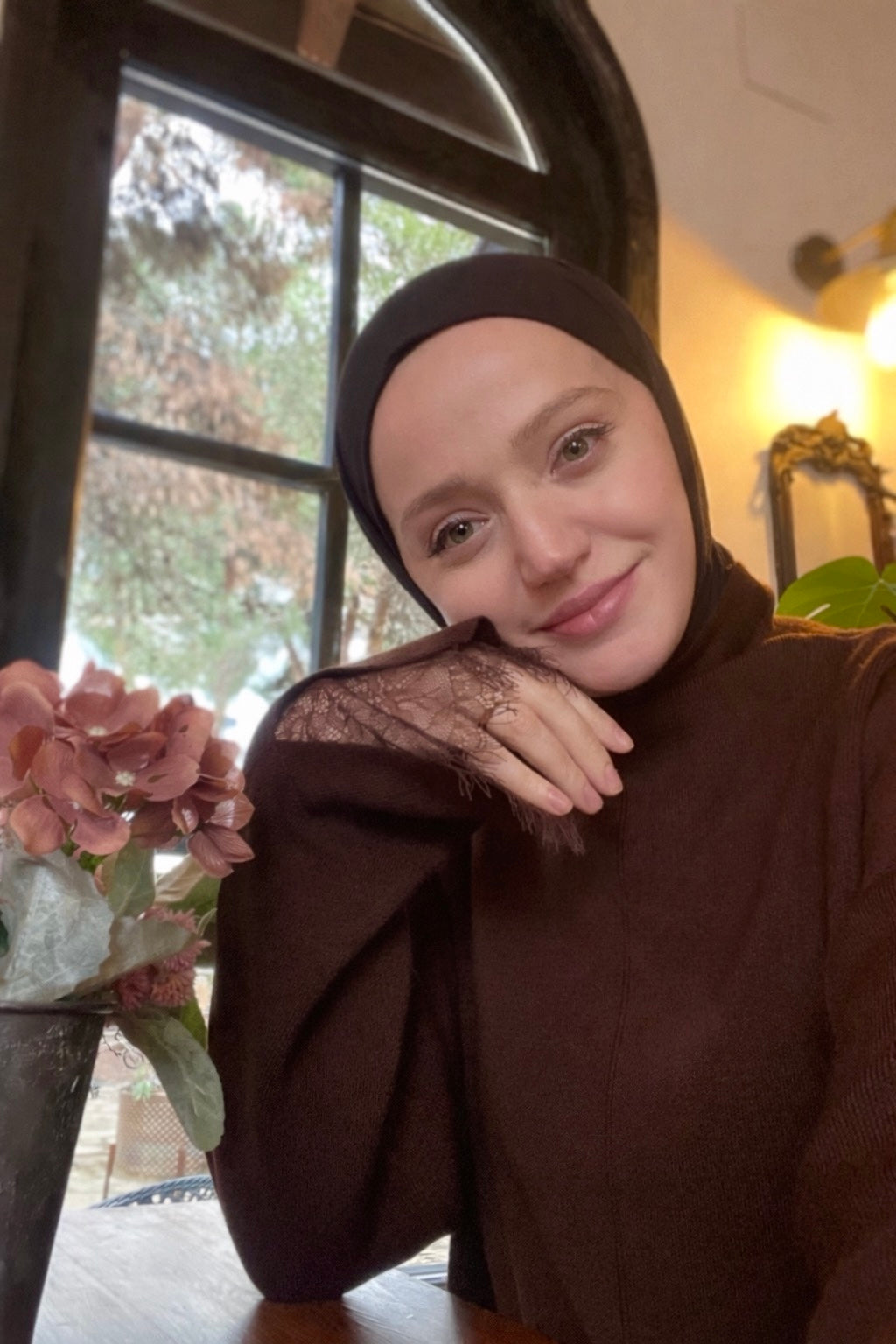 Kollar ve Etek Ucu Dantelli Kazak Acı Kahve