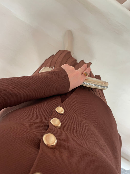 Gold Düğmeli Piliseli Etekli Triko Takım Kahverengi