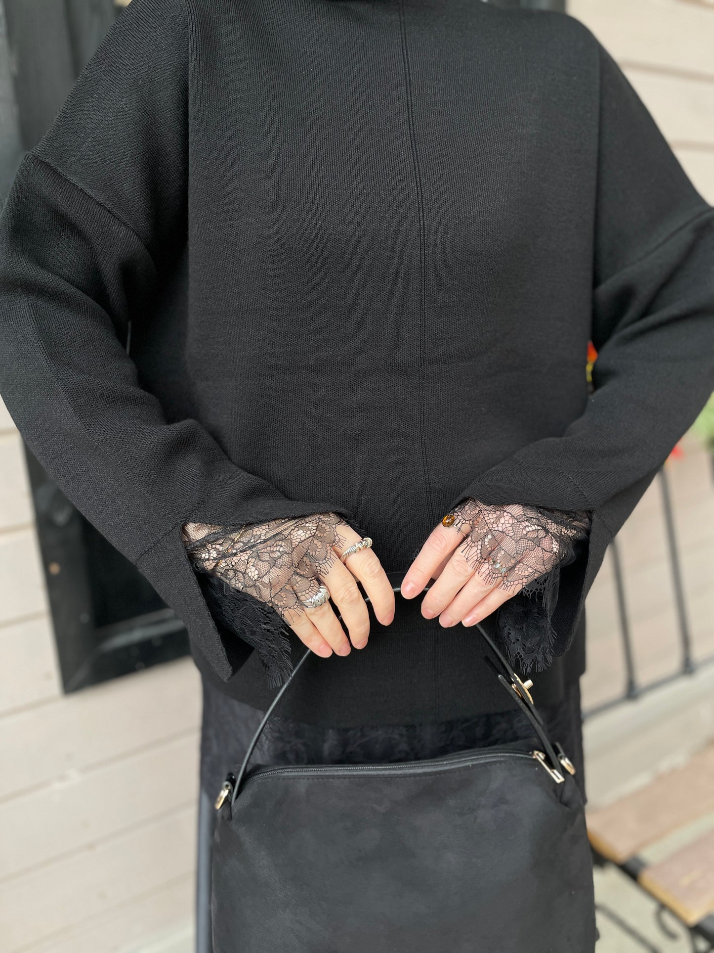 Kollar ve Etek Ucu Dantelli Kazak Siyah