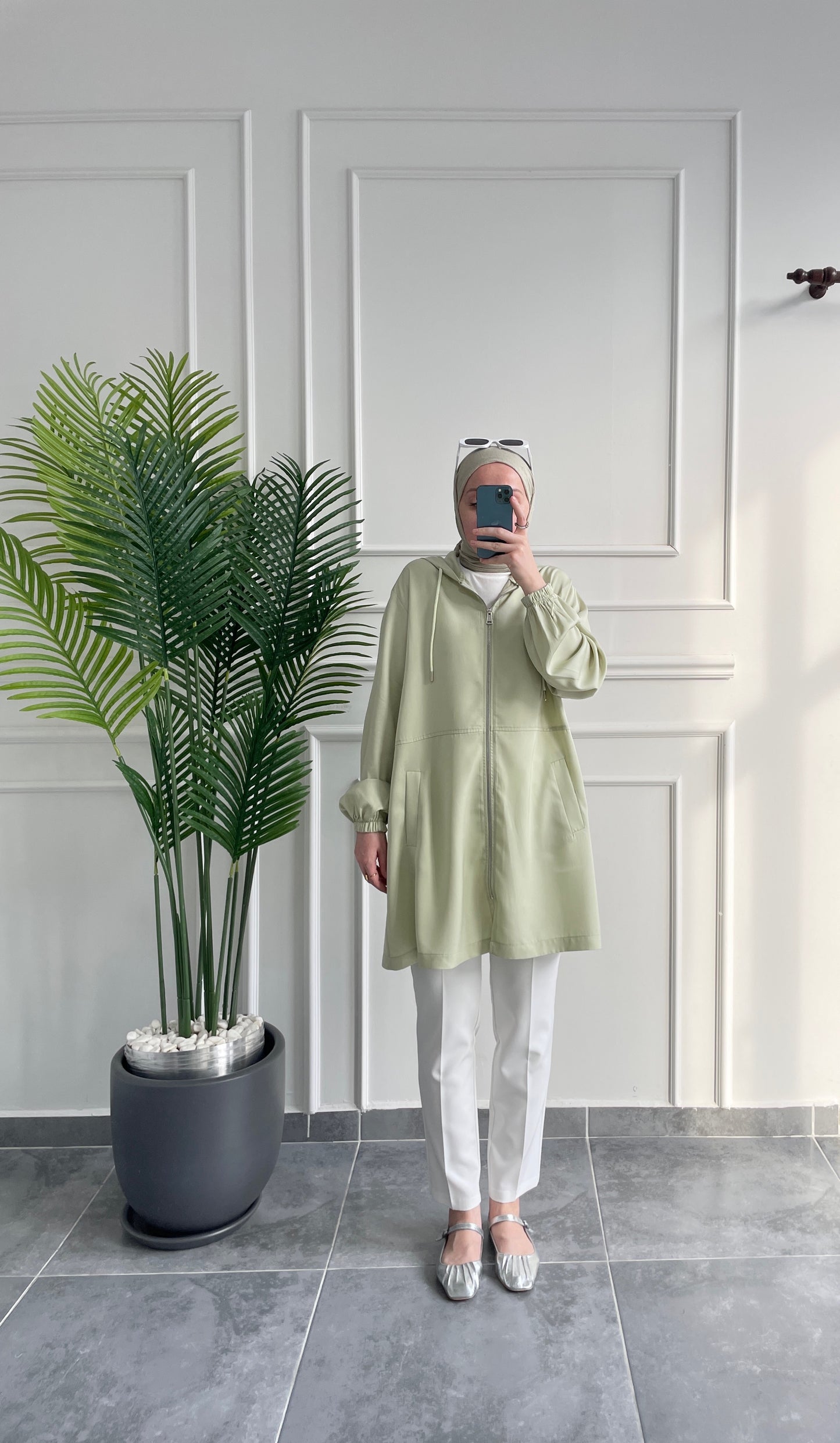 Sırtı Nakış ve Taş Detaylı Kapüşonlu Hırka-Yeşil