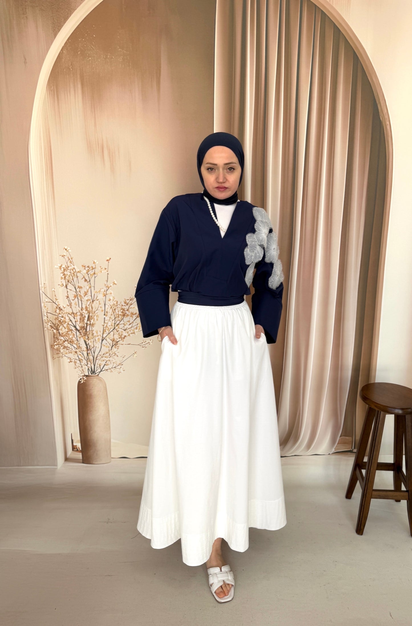 Çiçek Detaylı V Yaka Poplin Bluz Lacivert