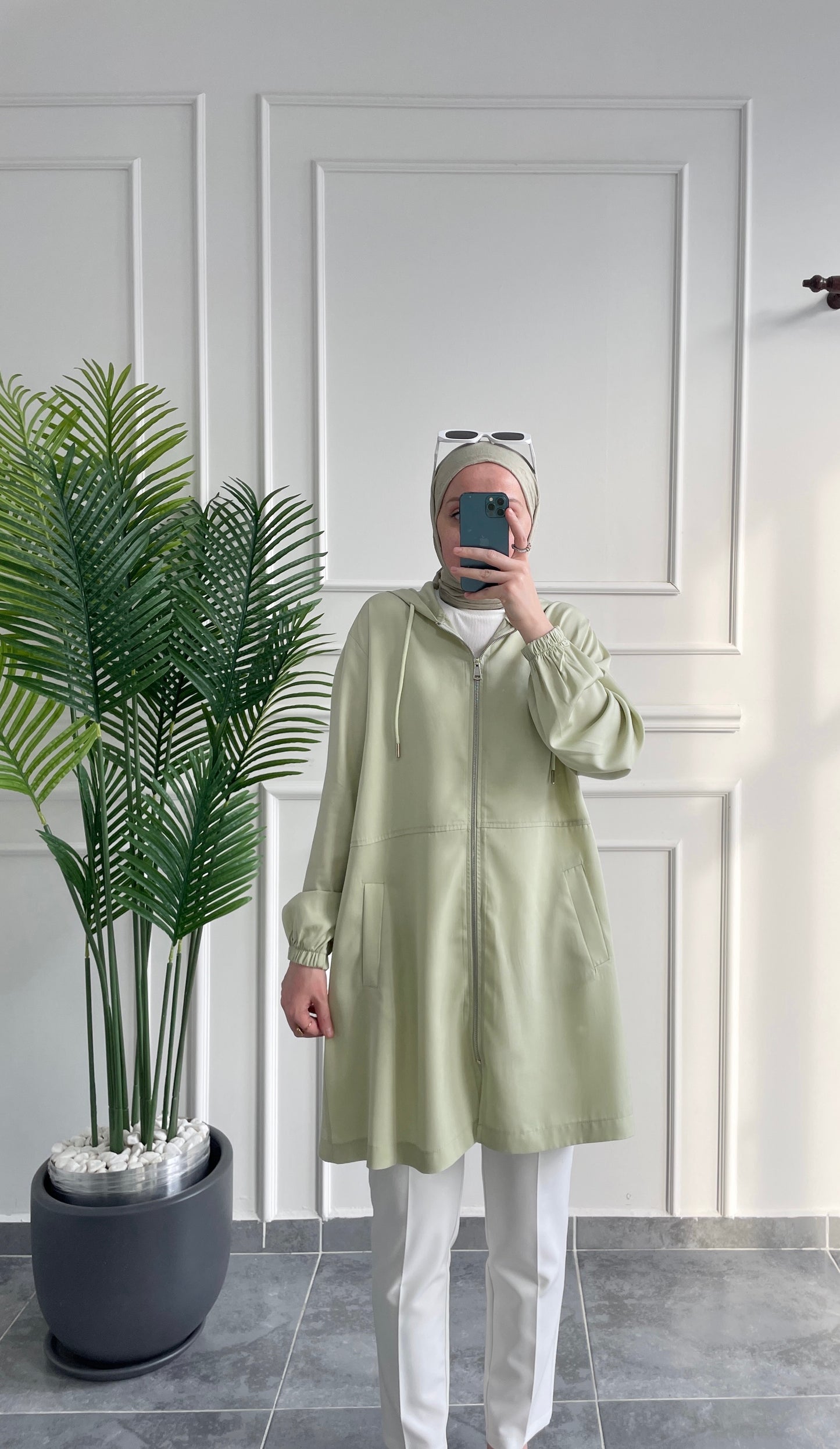 Sırtı Nakış ve Taş Detaylı Kapüşonlu Hırka-Yeşil