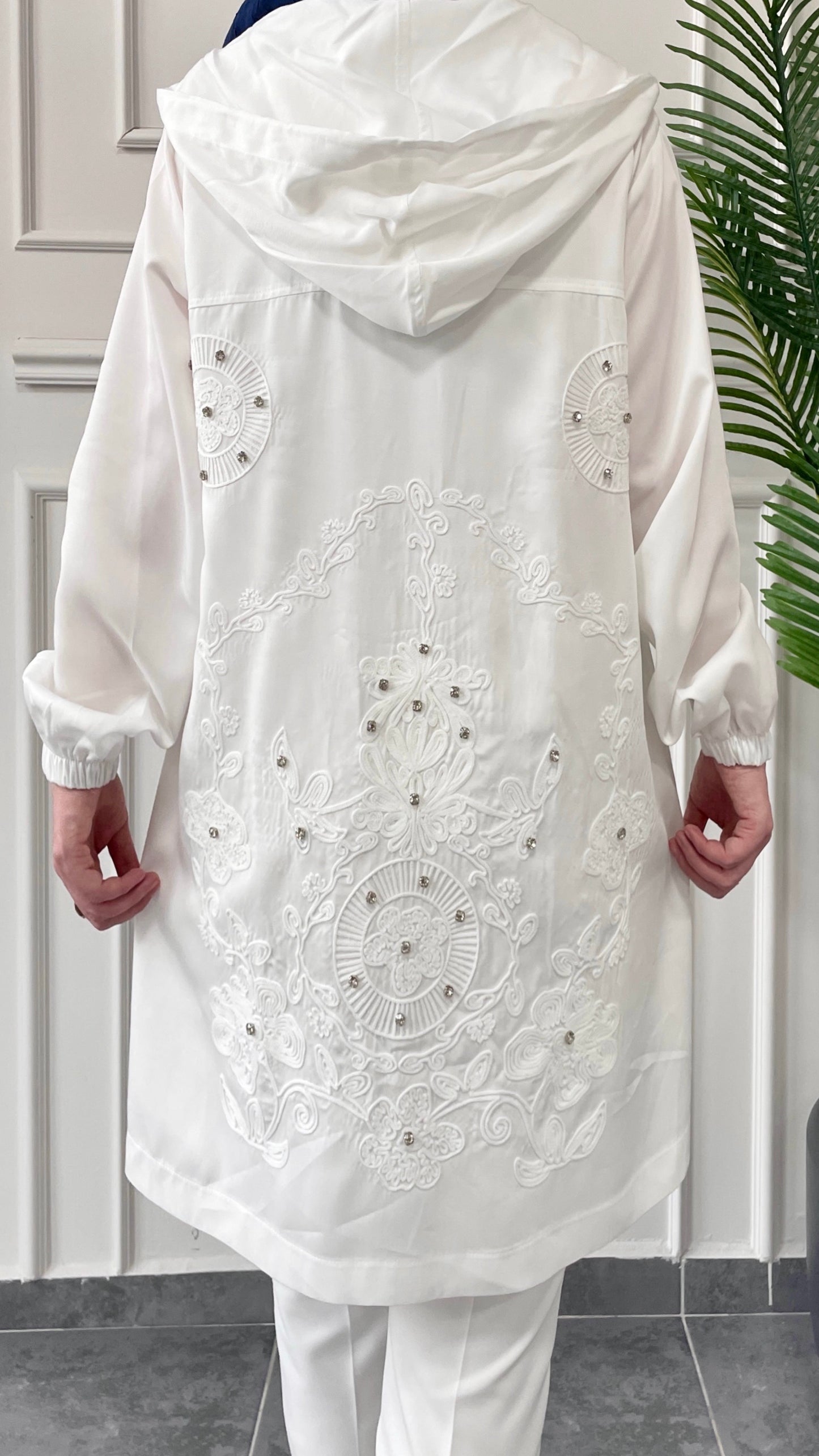 Sırtı Nakış ve Taş Detaylı Kapüşonlu Hırka-Beyaz