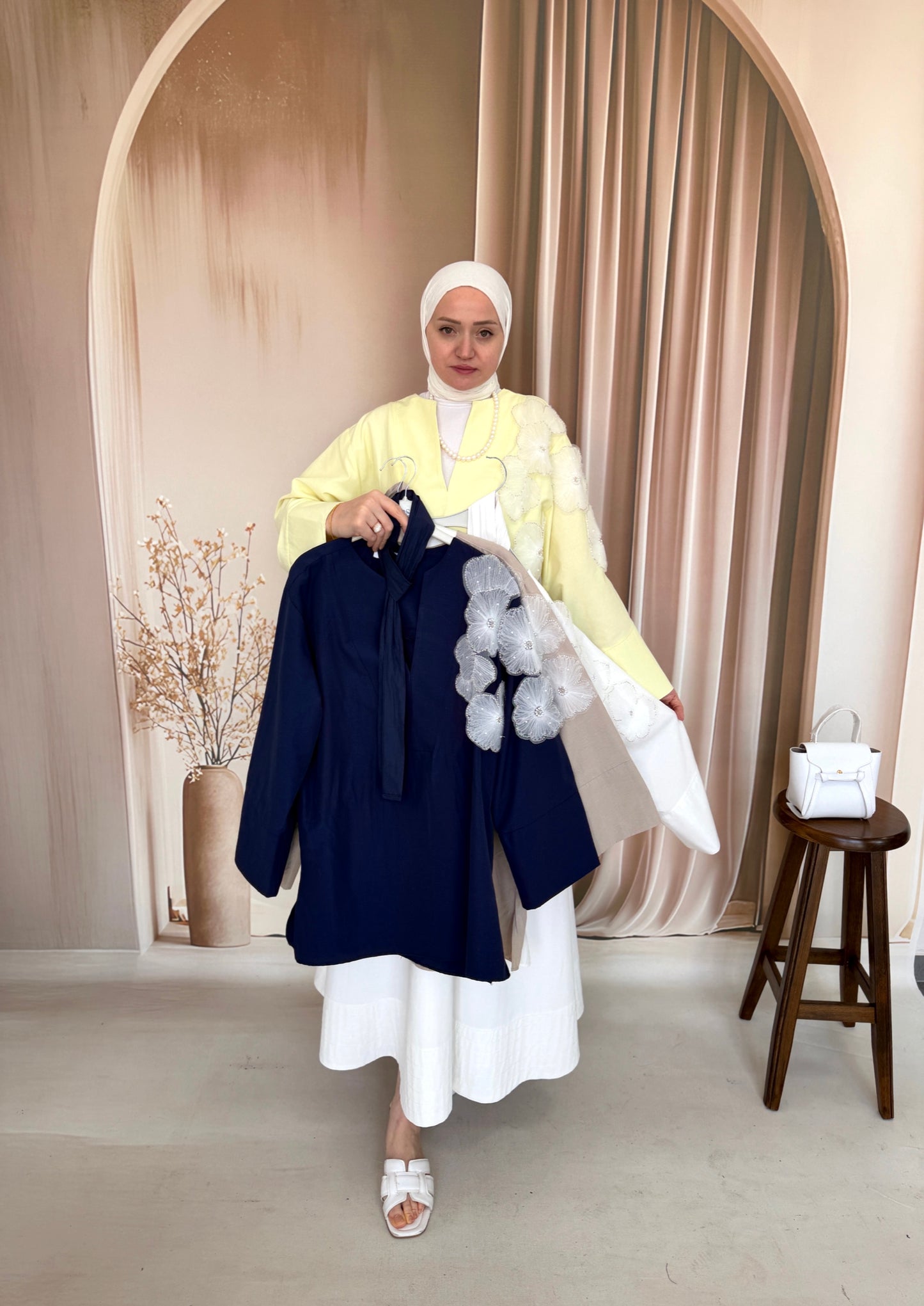 Çiçek Detaylı V Yaka Poplin Bluz Lacivert