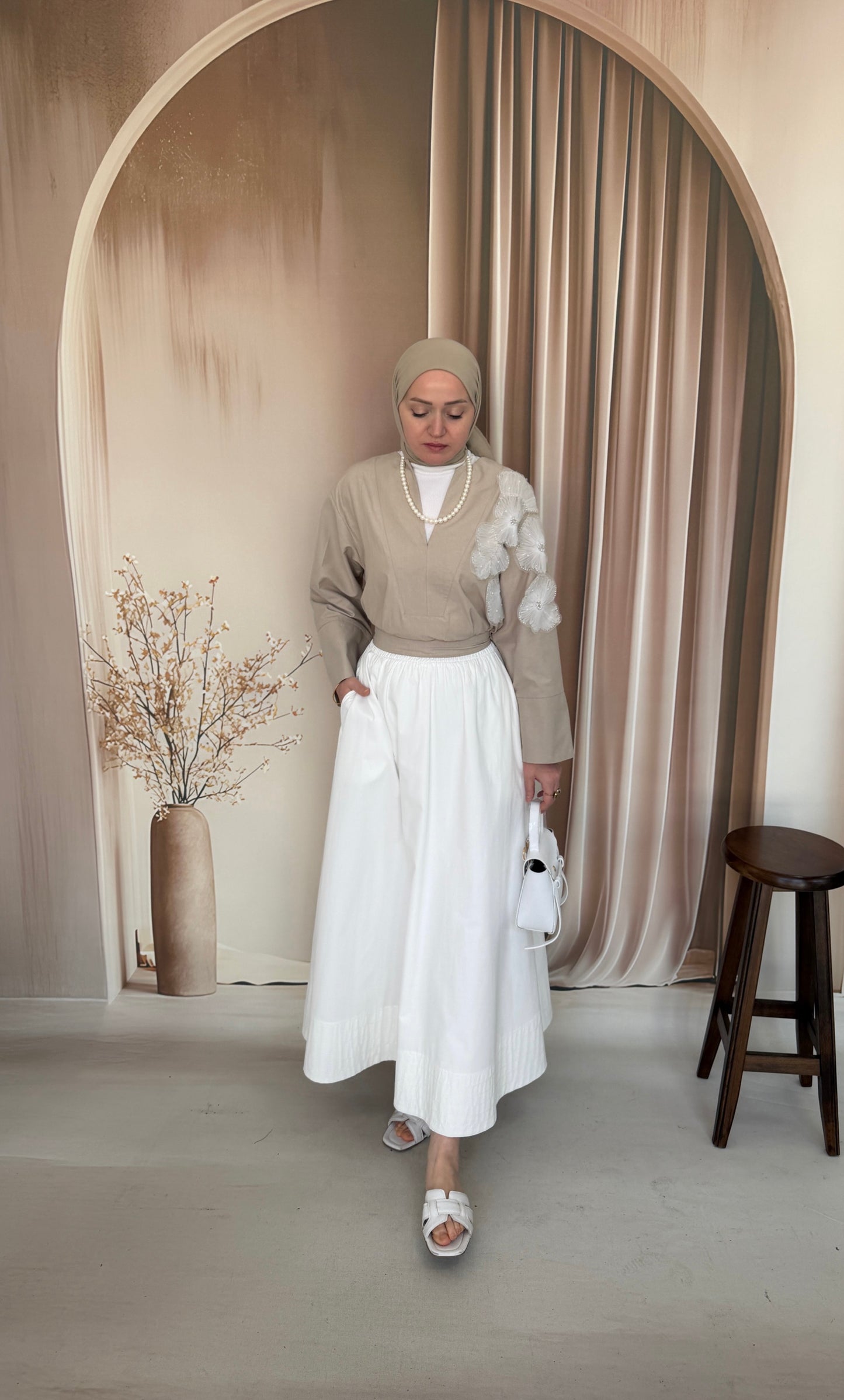 Çiçek Detaylı V Yaka Poplin Bluz Bej