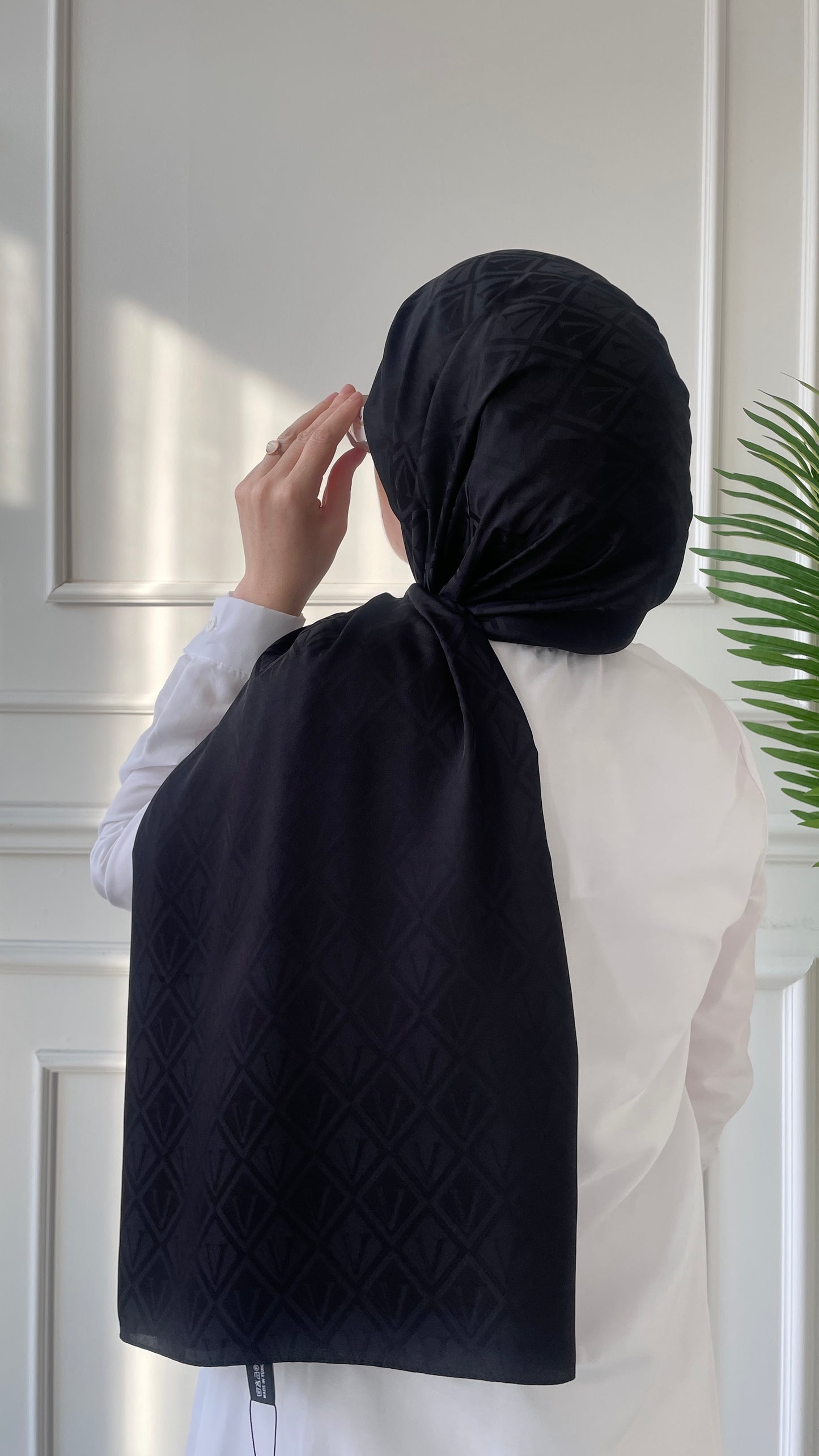 V Desen İpeksi Jakar Şal Siyah