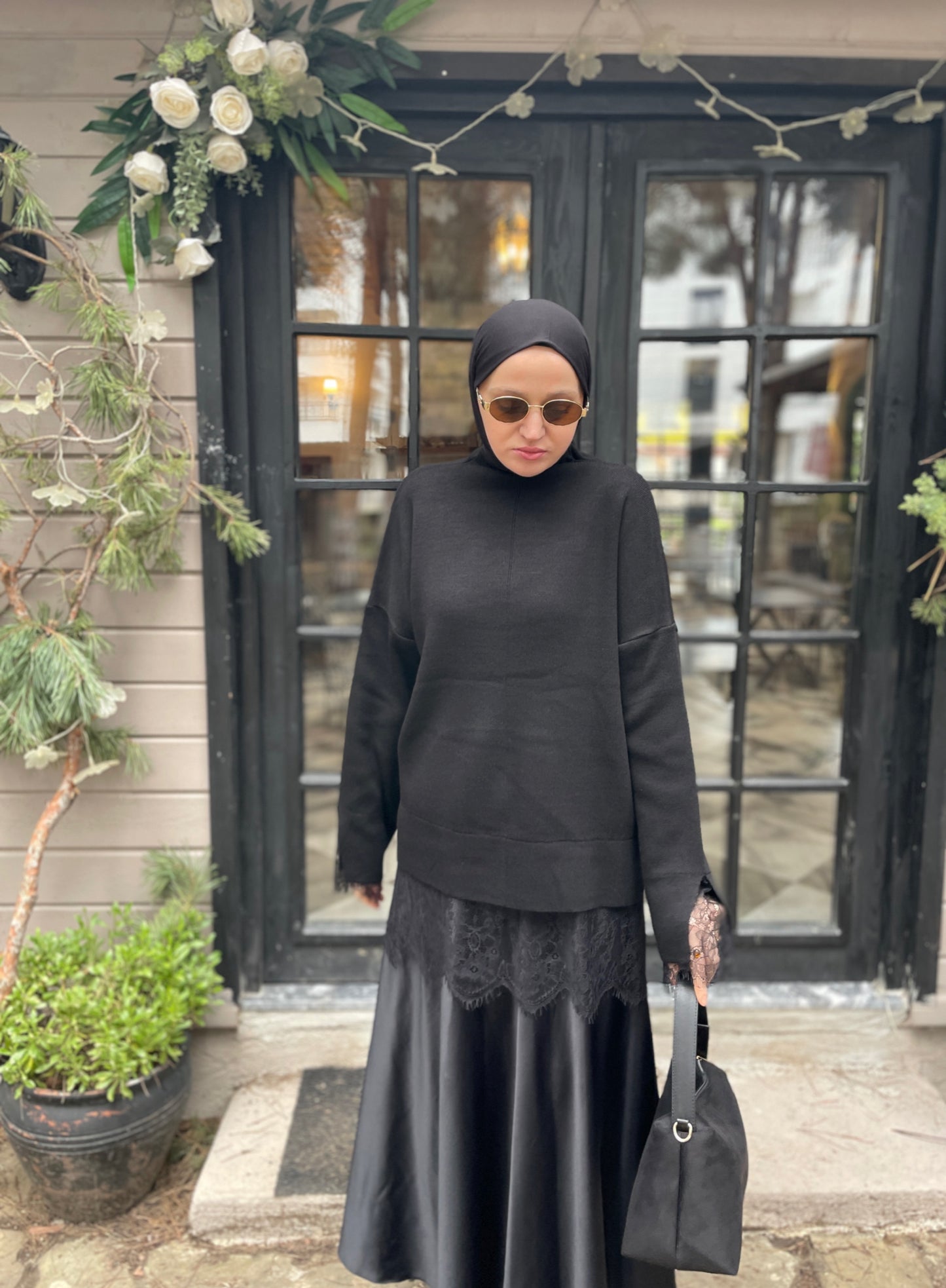 Kollar ve Etek Ucu Dantelli Kazak Siyah