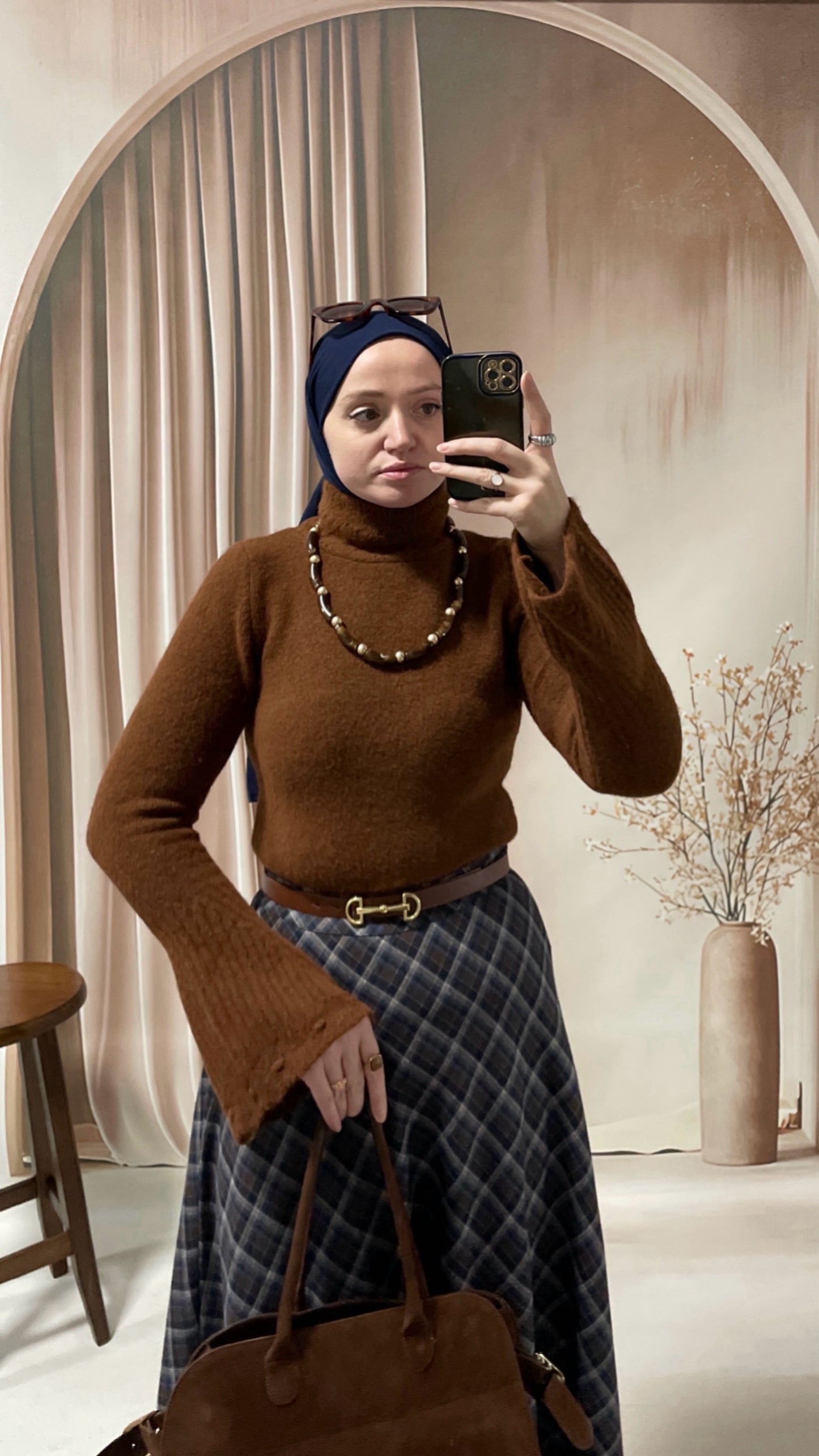 Kollar ve Boyun Motifli Peluş Kazak Kahve