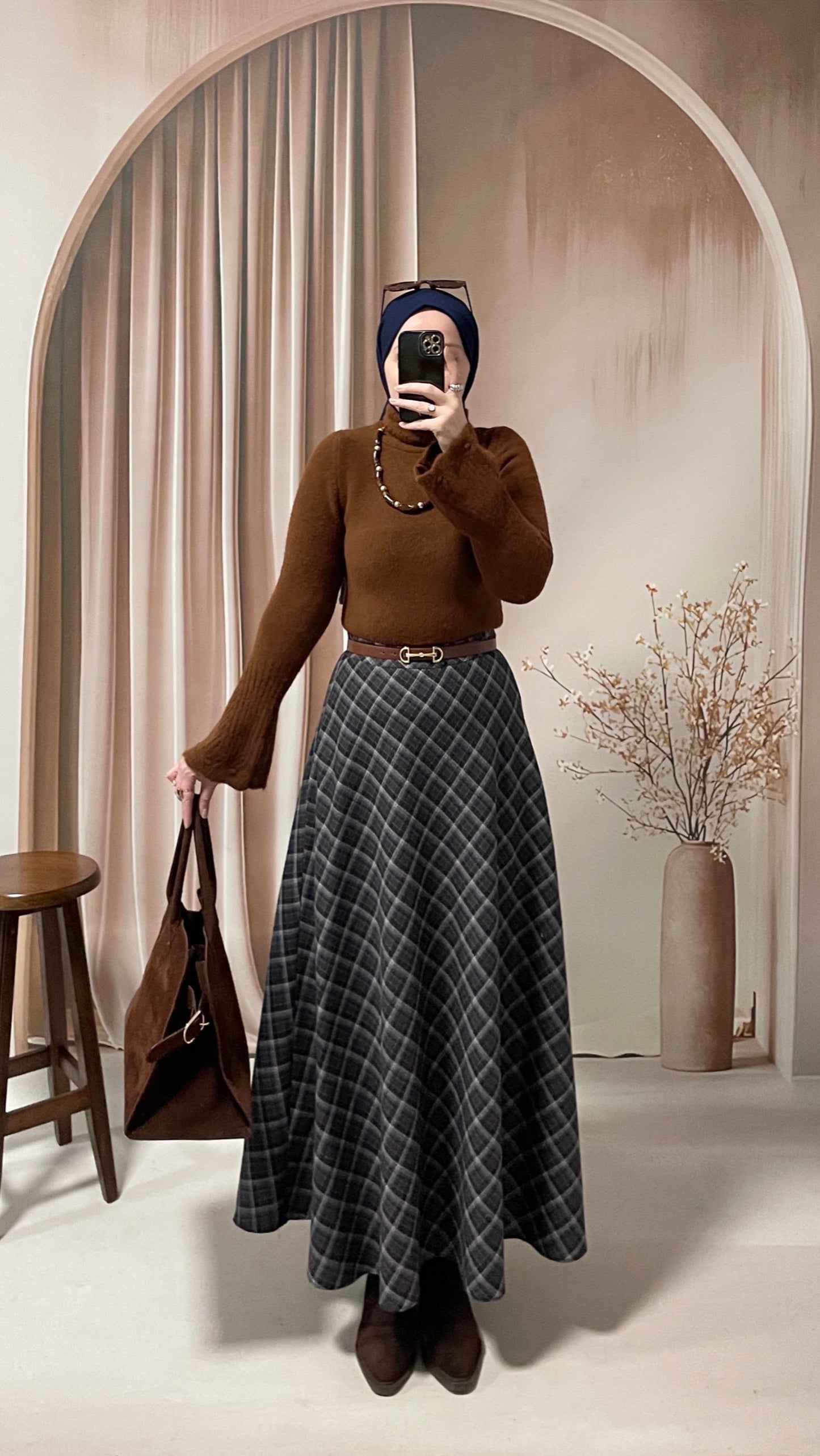 Kollar ve Boyun Motifli Peluş Kazak Kahve