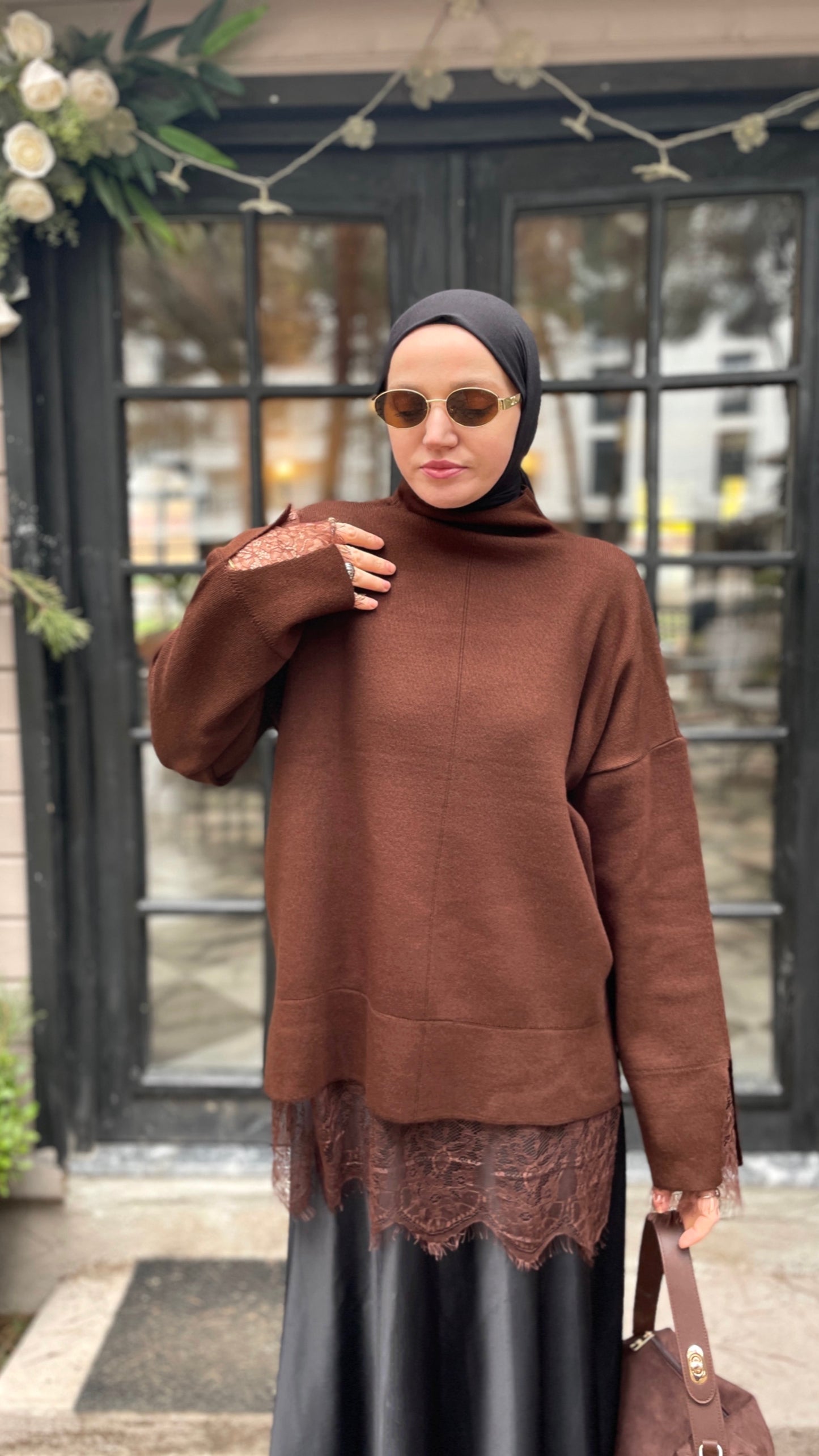 Kollar ve Etek Ucu Dantelli Kazak Acı Kahve