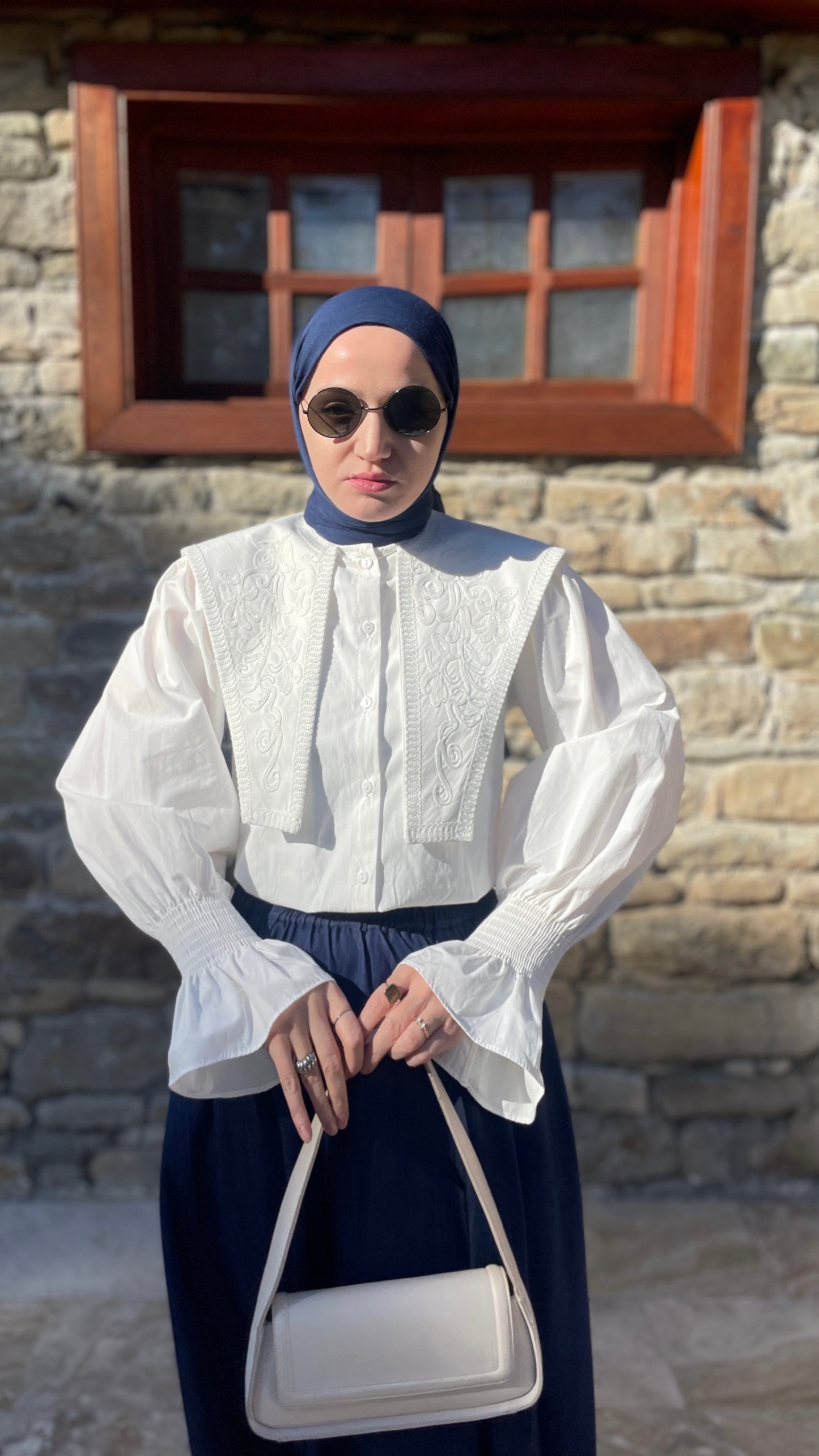 Geniş Yakalı Nakışlı Vintage Gömlek Beyaz