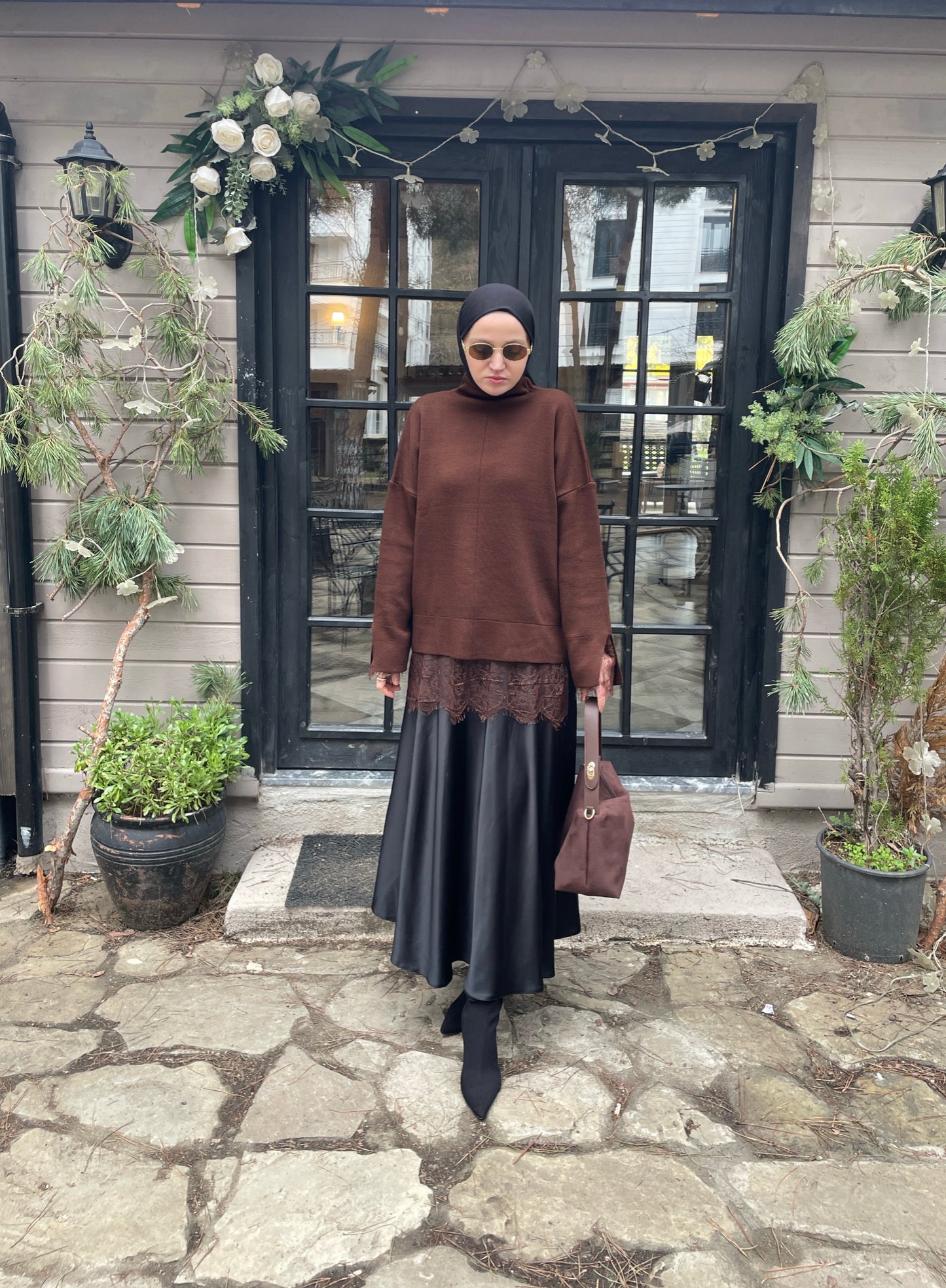 Kollar ve Etek Ucu Dantelli Kazak Acı Kahve