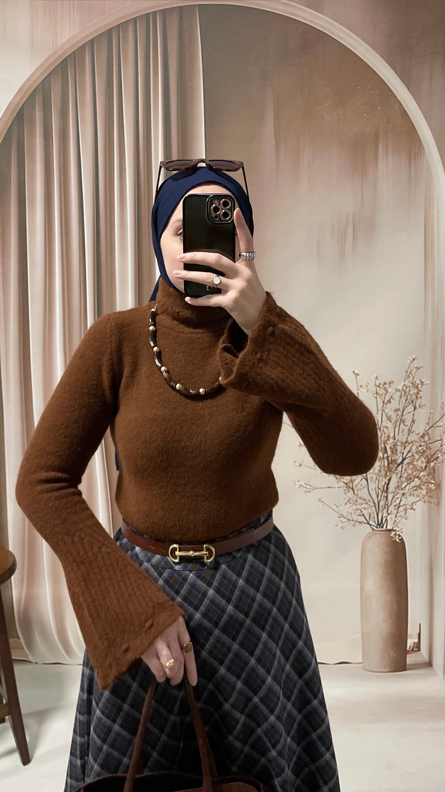 Kollar ve Boyun Motifli Peluş Kazak Kahve