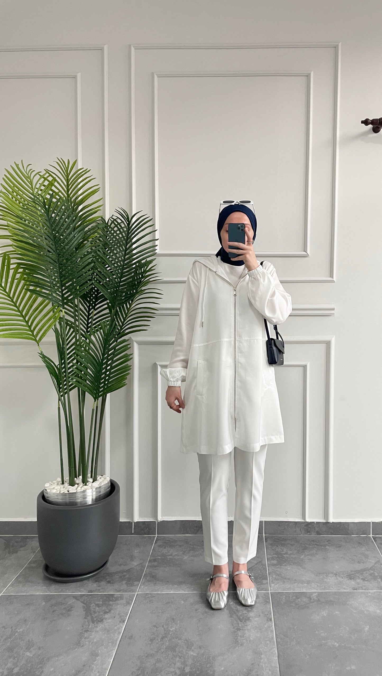 Sırtı Nakış ve Taş Detaylı Kapüşonlu Hırka-Beyaz