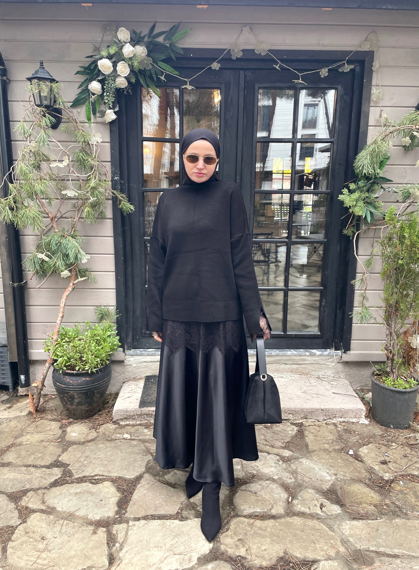 Kollar ve Etek Ucu Dantelli Kazak Siyah