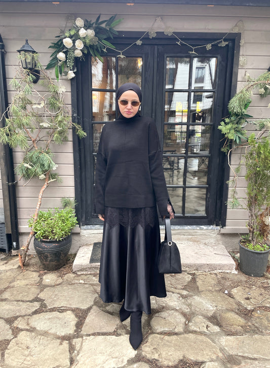 Kollar ve Etek Ucu Dantelli Kazak Siyah