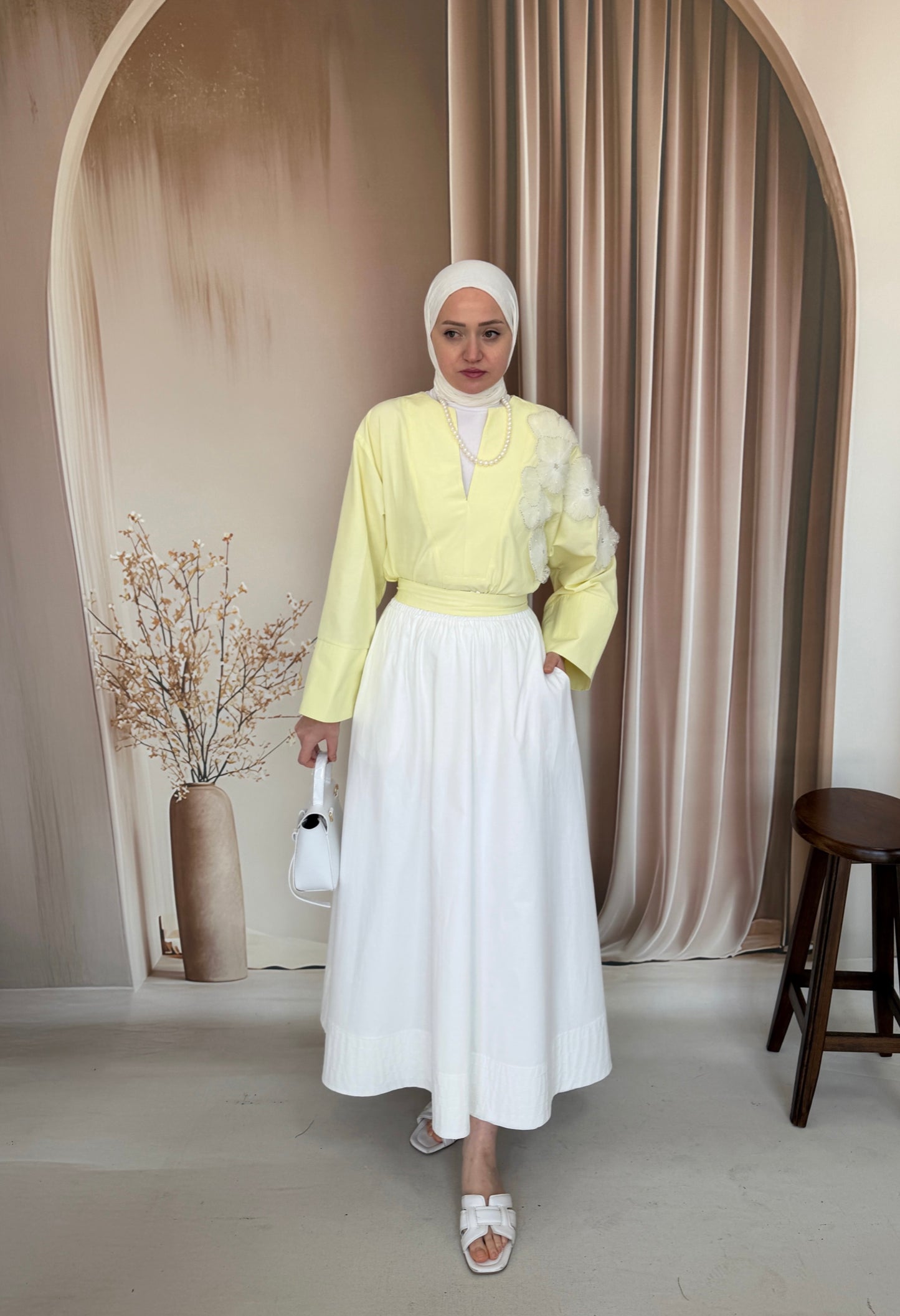 Çiçek Detaylı V Yaka Poplin Bluz Soft Sarı