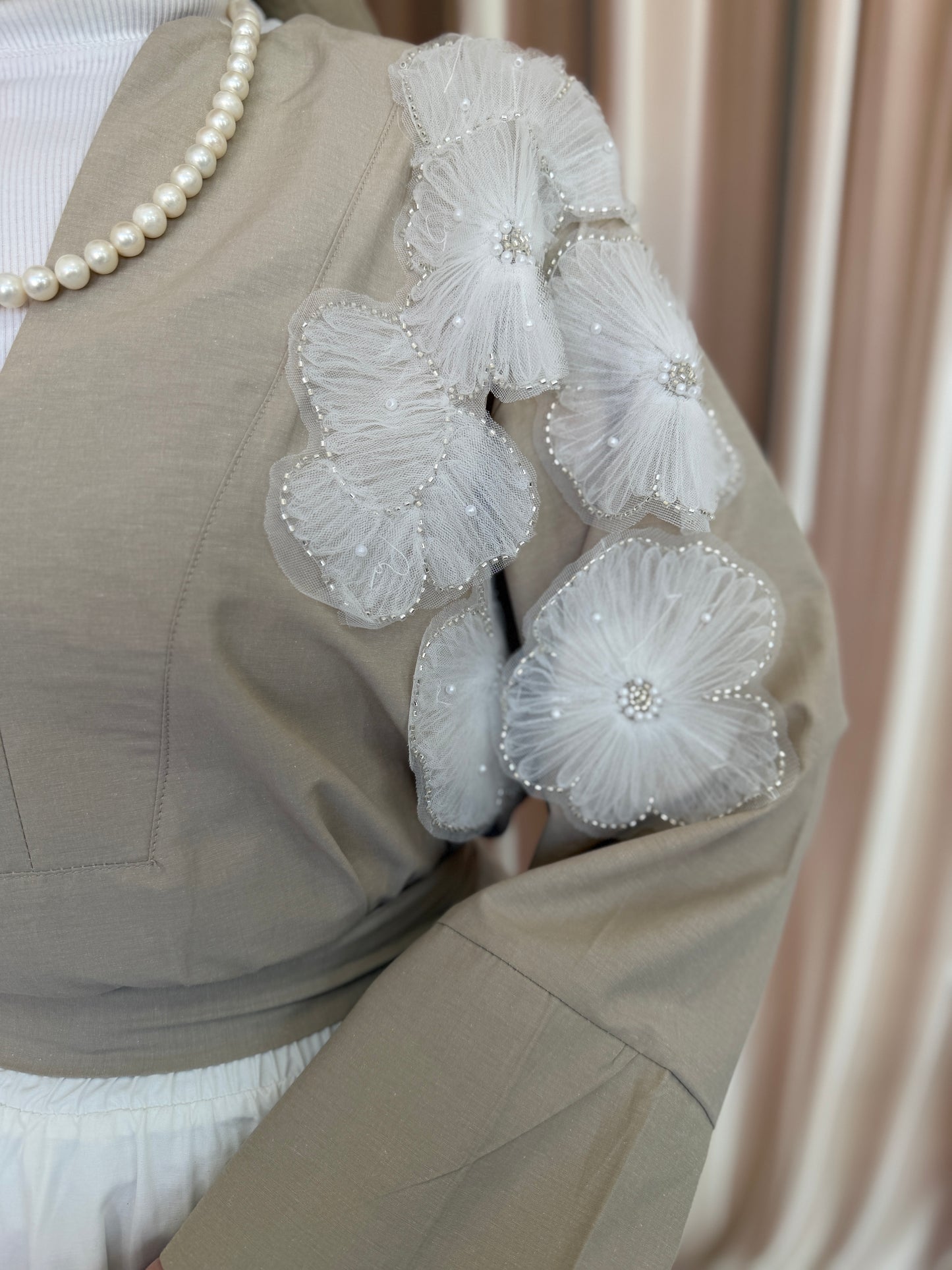 Çiçek Detaylı V Yaka Poplin Bluz Bej