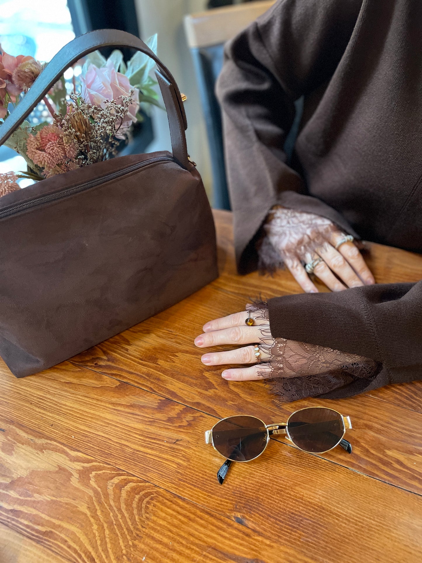 Kollar ve Etek Ucu Dantelli Kazak Acı Kahve