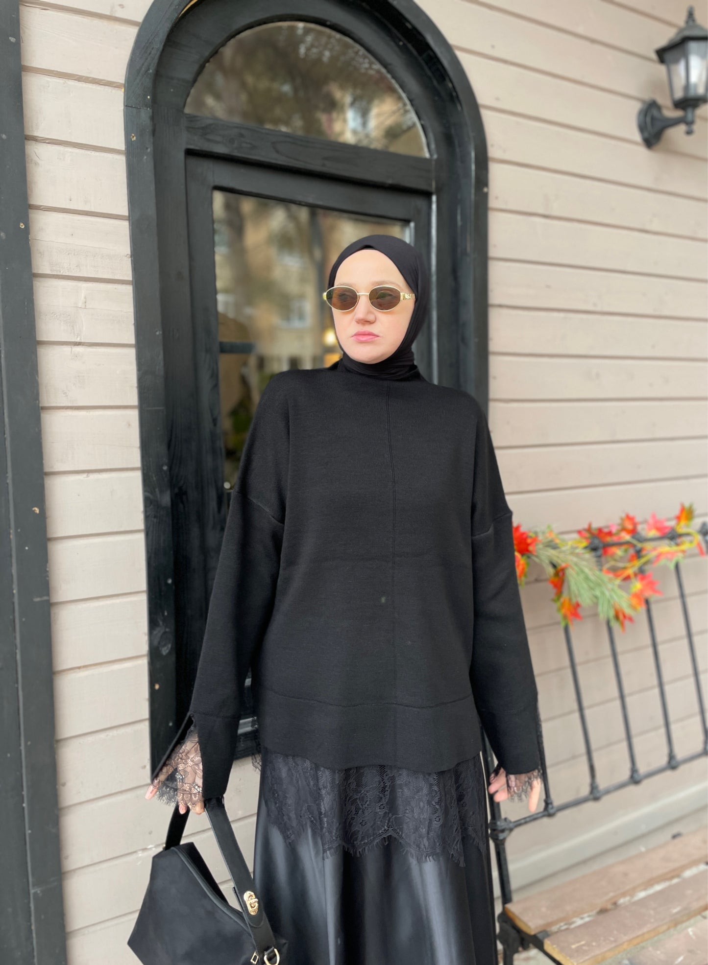 Kollar ve Etek Ucu Dantelli Kazak Siyah