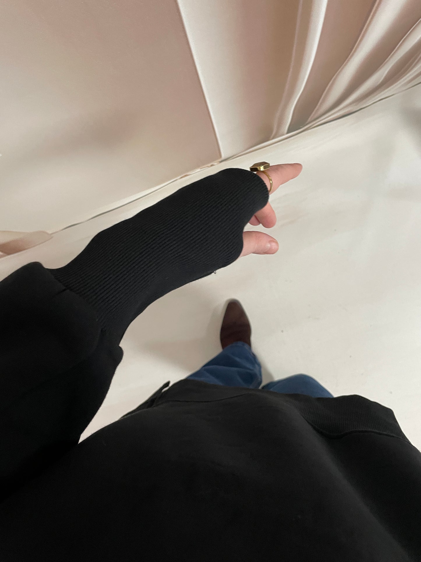 Parmak Geçirme Tasarım Sweatshirt Siyah