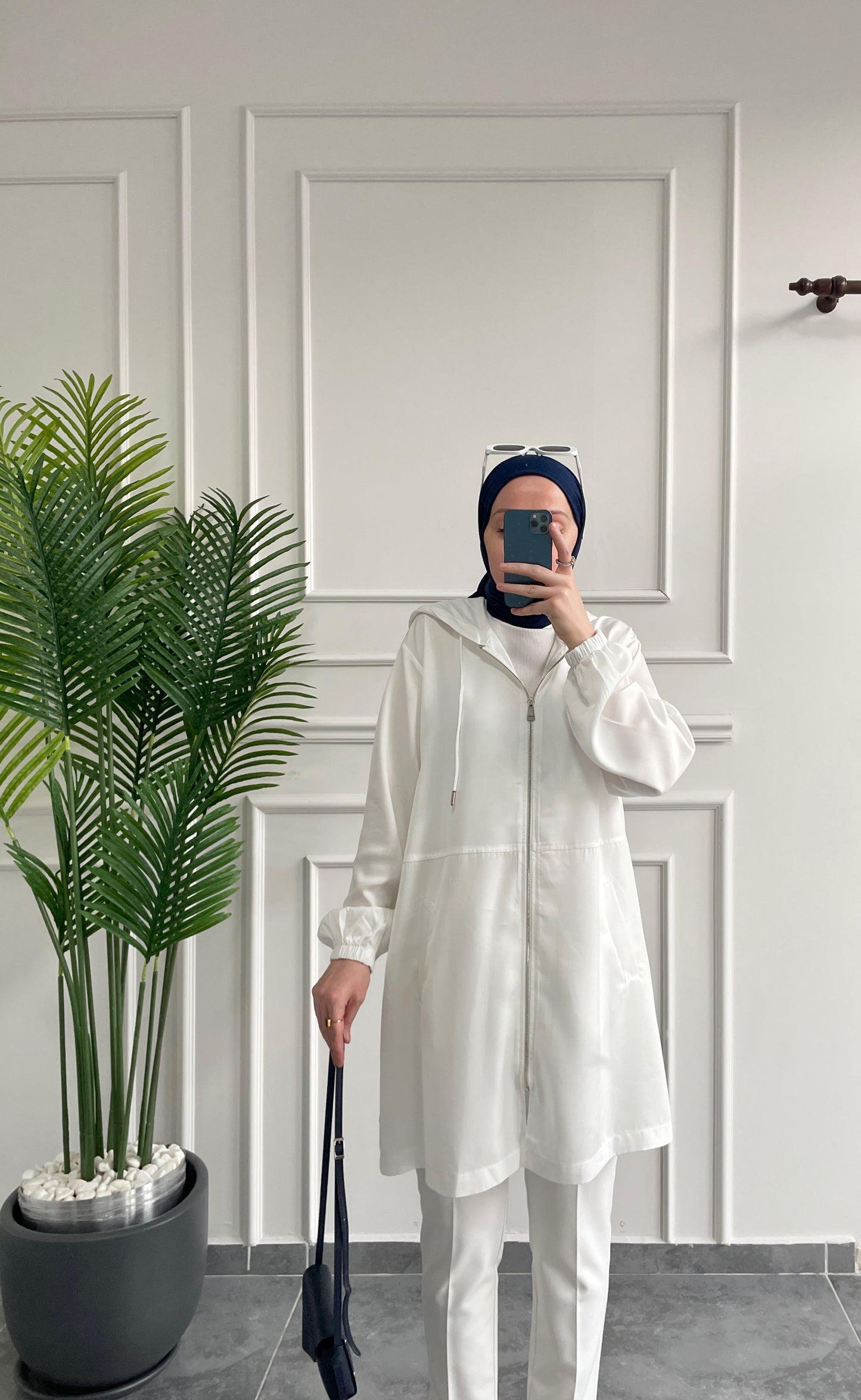 Sırtı Nakış ve Taş Detaylı Kapüşonlu Hırka-Beyaz