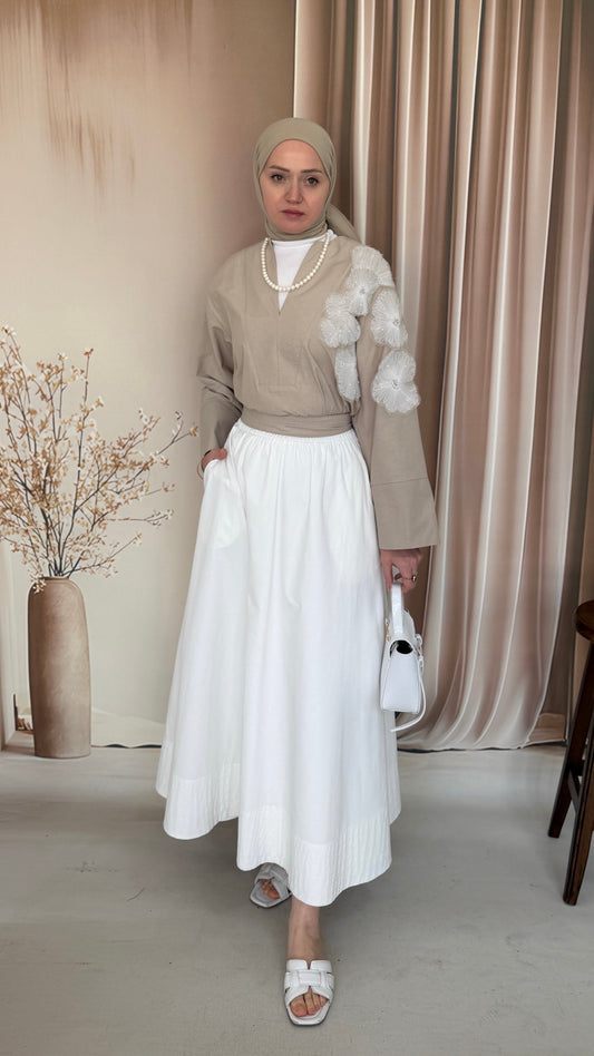 Çiçek Detaylı V Yaka Poplin Bluz Bej