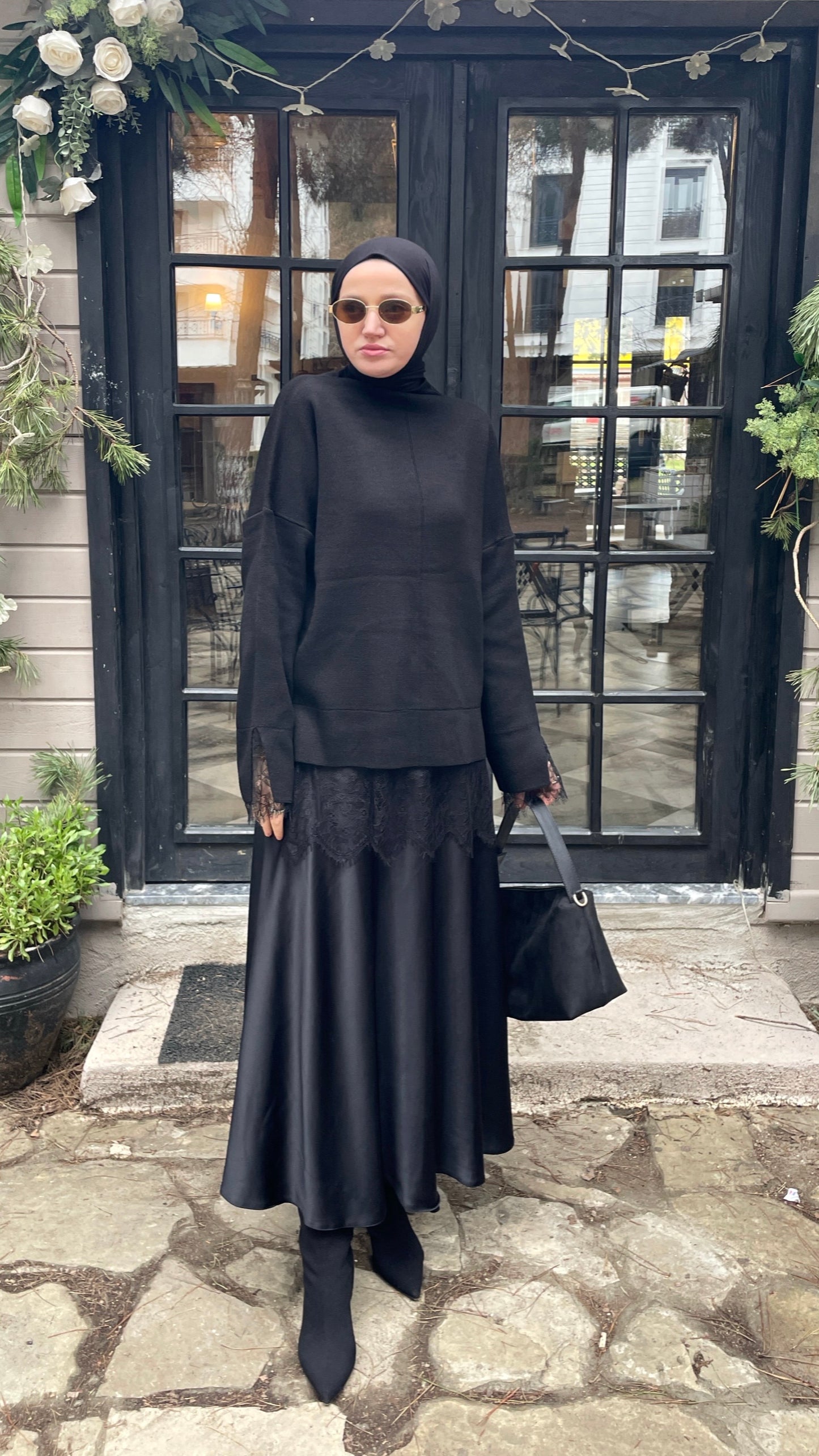 Kollar ve Etek Ucu Dantelli Kazak Siyah