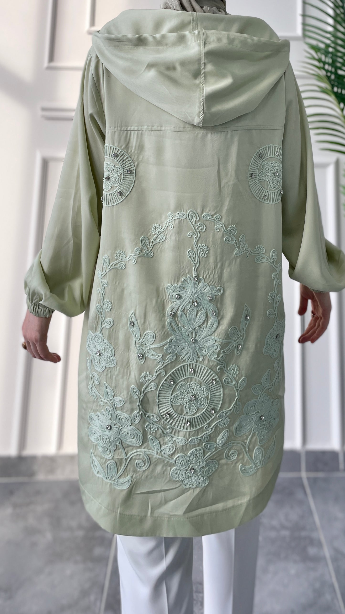Sırtı Nakış ve Taş Detaylı Kapüşonlu Hırka-Yeşil