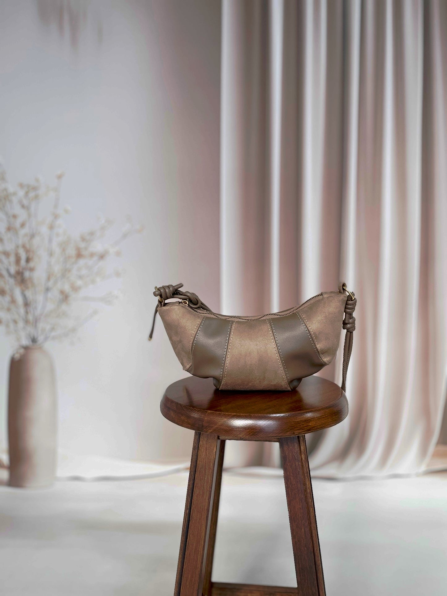 Kruvasan Yumuşak Derili Çanta Vizon