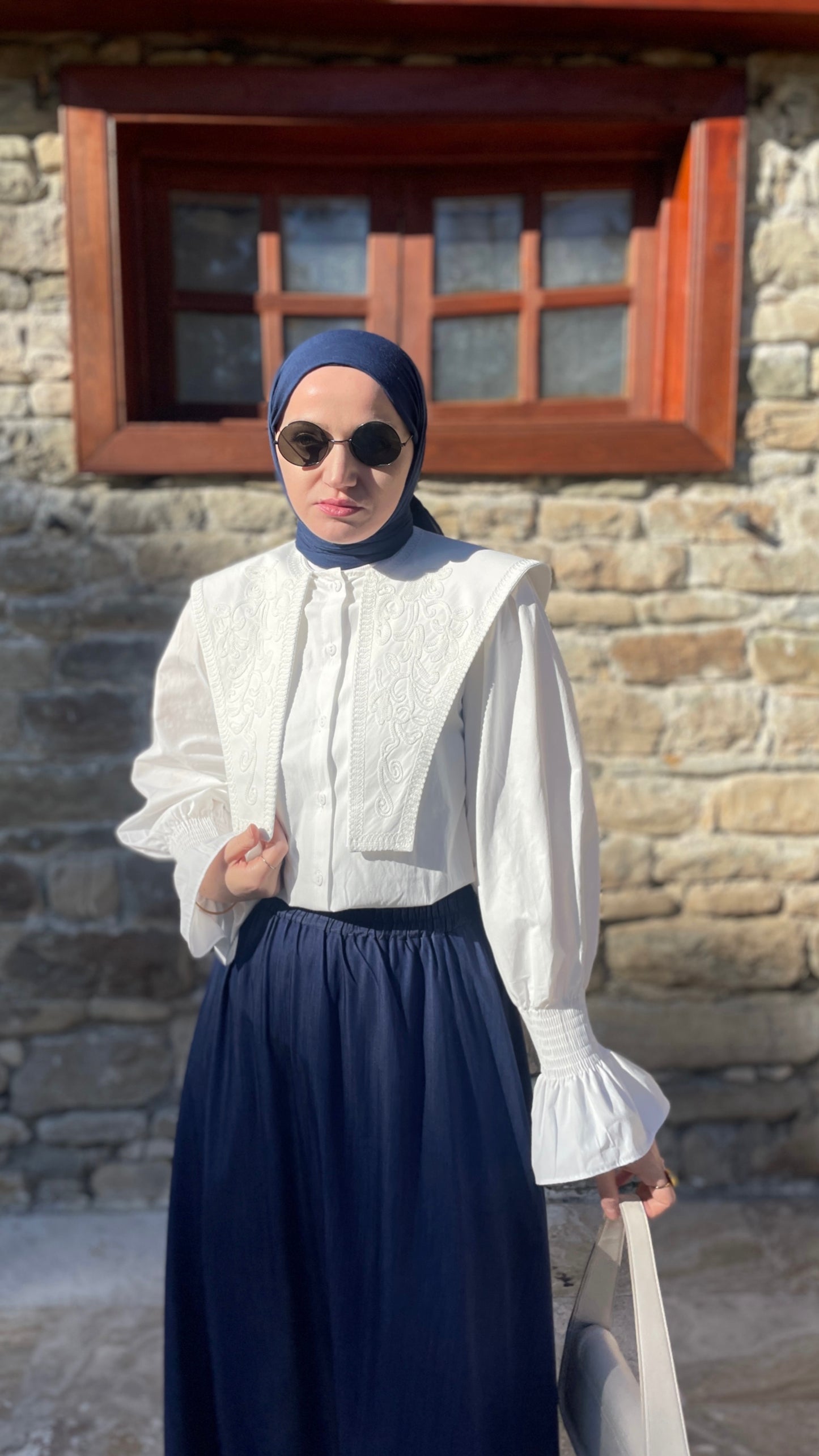 Geniş Yakalı Nakışlı Vintage Gömlek Beyaz