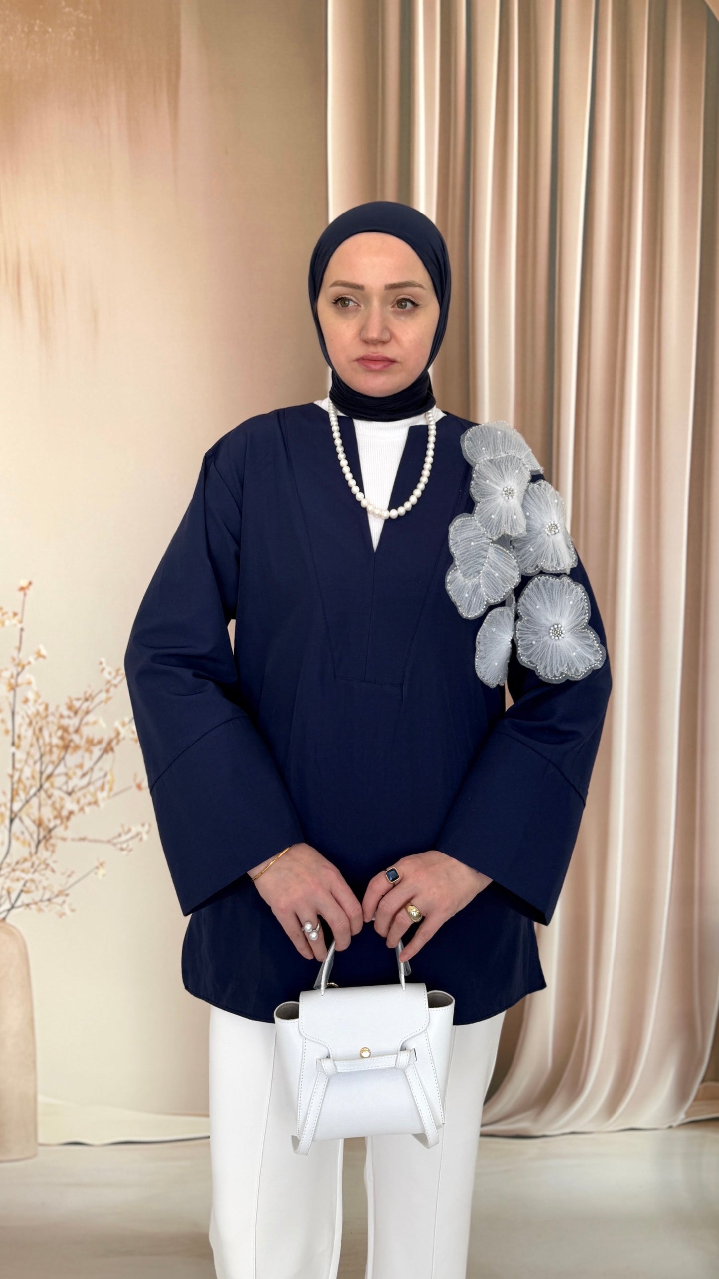 Çiçek Detaylı V Yaka Poplin Bluz Lacivert