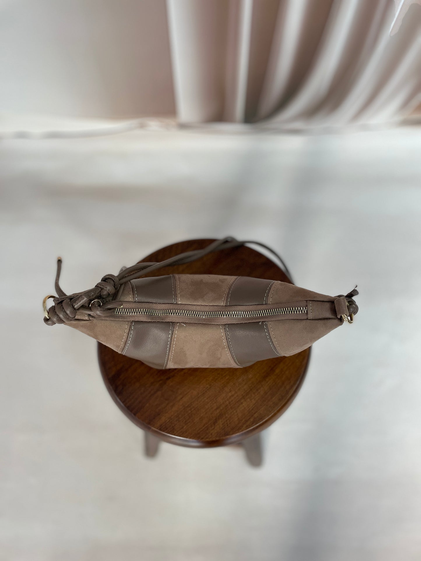 Kruvasan Yumuşak Derili Çanta Vizon