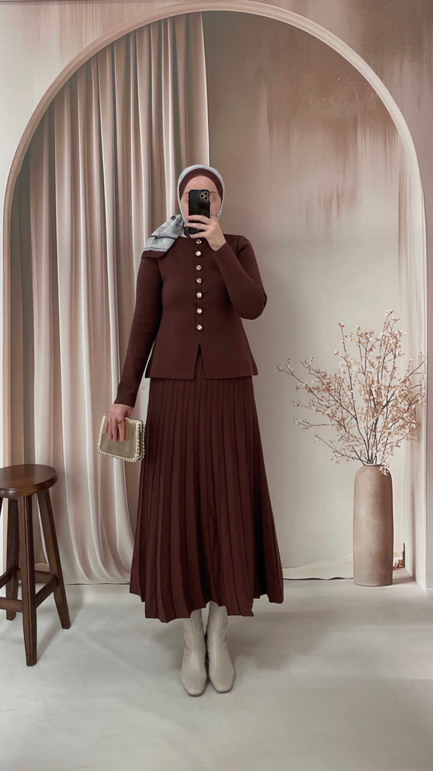 Gold Düğmeli Piliseli Etekli Triko Takım Kahverengi